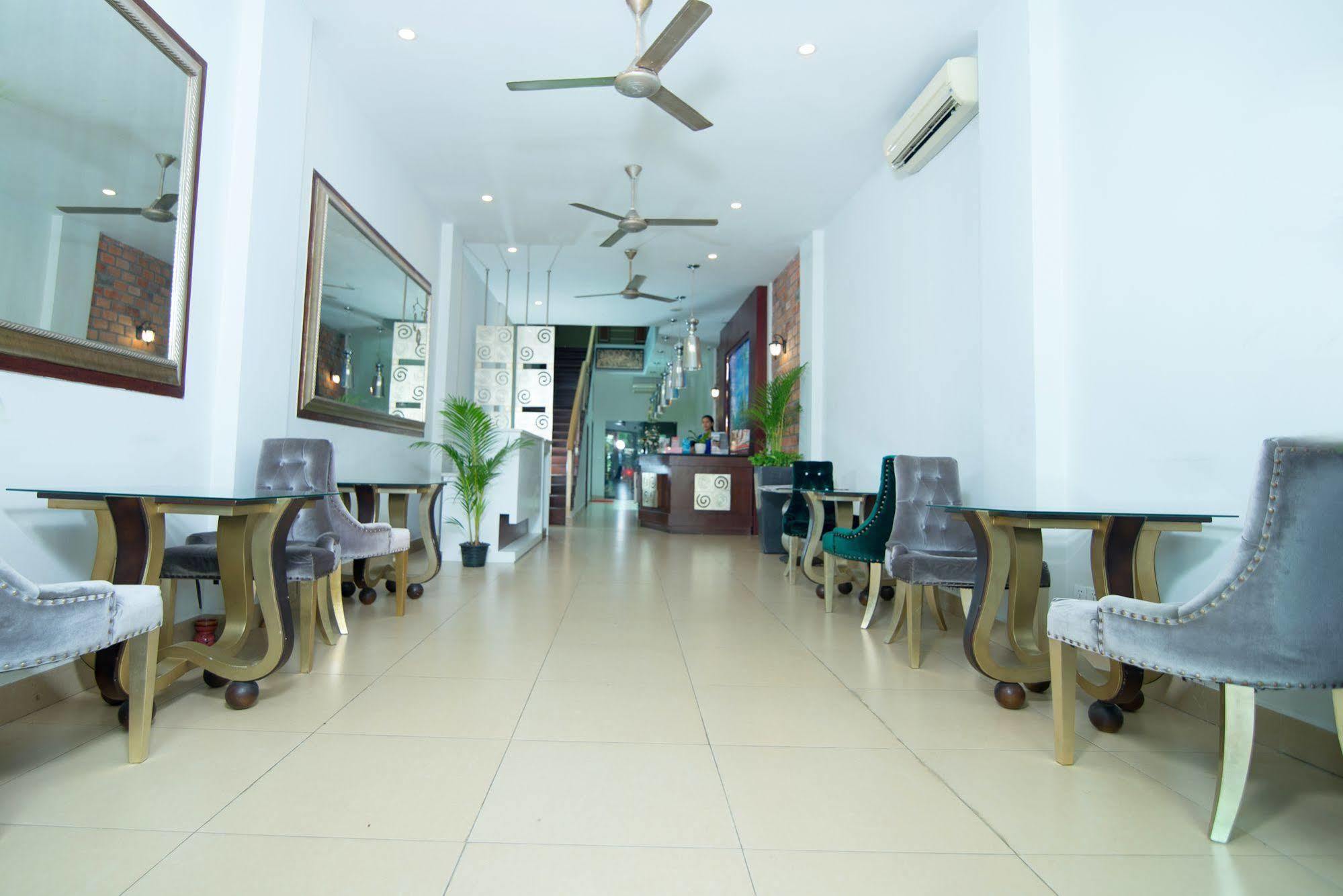 Riverview Cambodia Boutique Hotel 金边 外观 照片