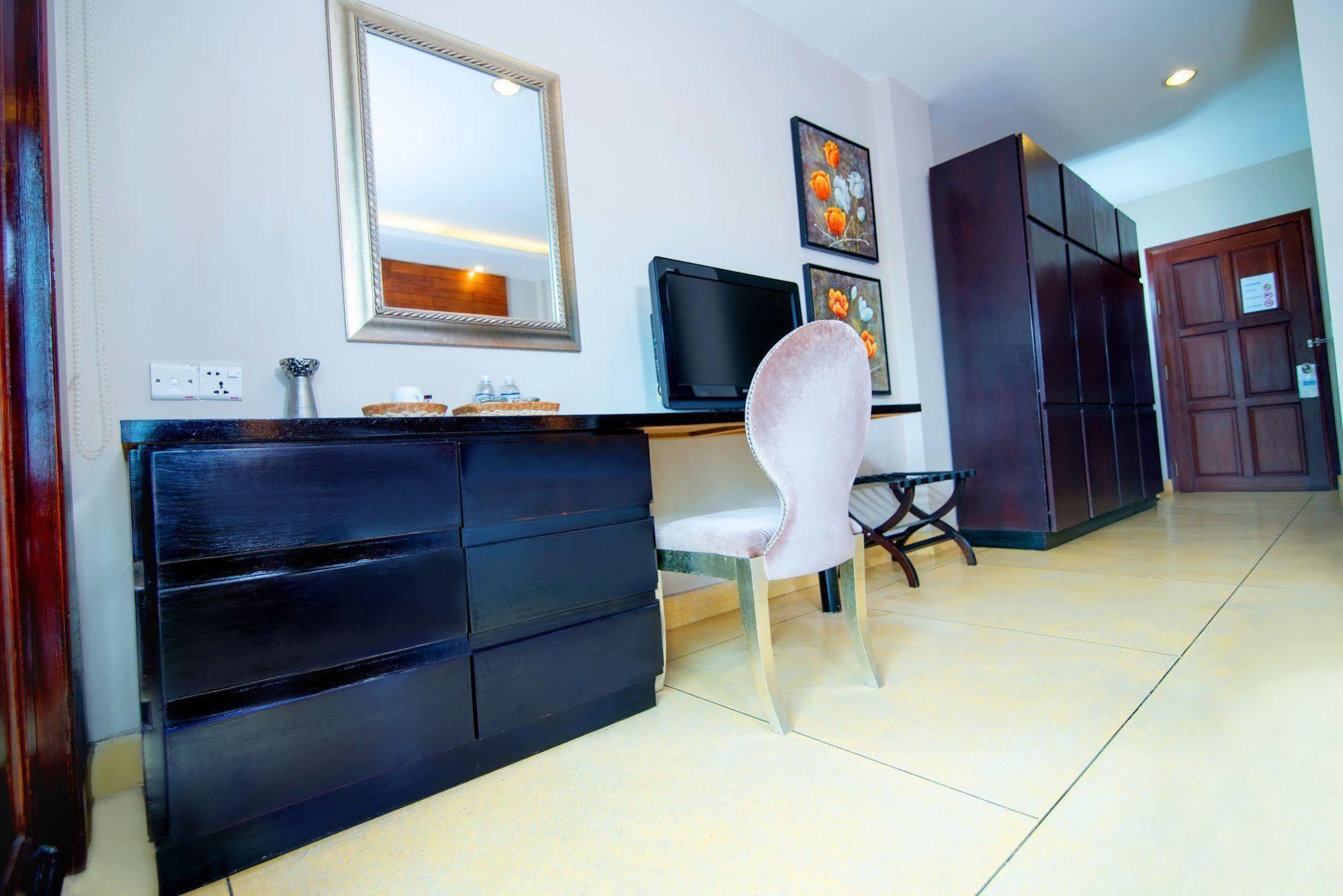 Riverview Cambodia Boutique Hotel 金边 外观 照片
